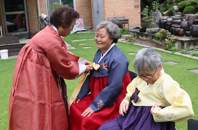 경기도 여주시 금사면 주록리 ‘노루목향기’라 이름을 붙인 집에서 일흔두살 동갑내기 세 할머니가 함께 살고 있다. 이경옥 할머니(맨 왼쪽)가 이혜옥 할머니의 옷고름을 만져주고 있다. 백소아 기자