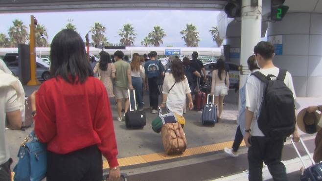 제주공항 관광객 자료 사진.