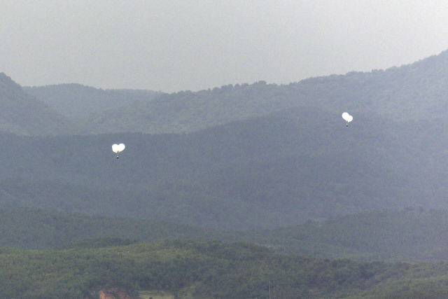 ▲ 지난 5일 오전 경기도 파주시 오두산 통일전망대에서 바라본 북한 황해북도 개풍군에서 쓰레기 풍선이 떠오르고 있다. 연합뉴스