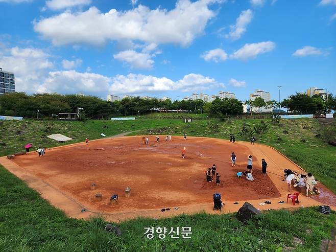 제주 서귀포시 혁신도시 내 숨골 공원 중심부에 조성된 황토 어싱(Earthing)광장에서  주민들이 맨발걷기를 하고 있다. 박미라 기자