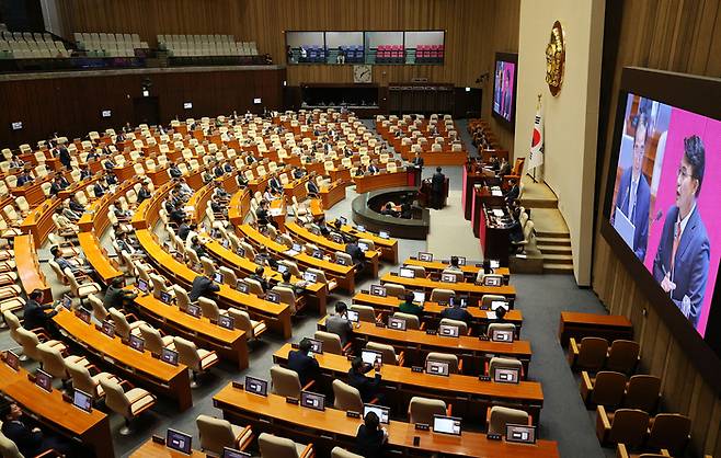 한덕수 국무총리가 10일 저녁 국회에서 열린 본회의 외교·통일·안보 분야 대정부질문에서 윤상현 의원의 질의에 답하고 있다. 연합뉴스