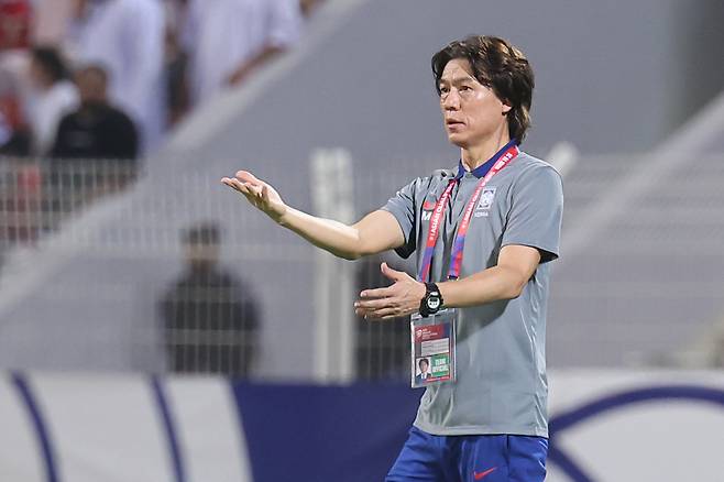 Hong Myung-bo complains to the referees about a call made during the World Cup qualification match between South Korea and Oman at the Sultan Qaboos Sports Complex in Muscat on Tuesday. (Yonhap)