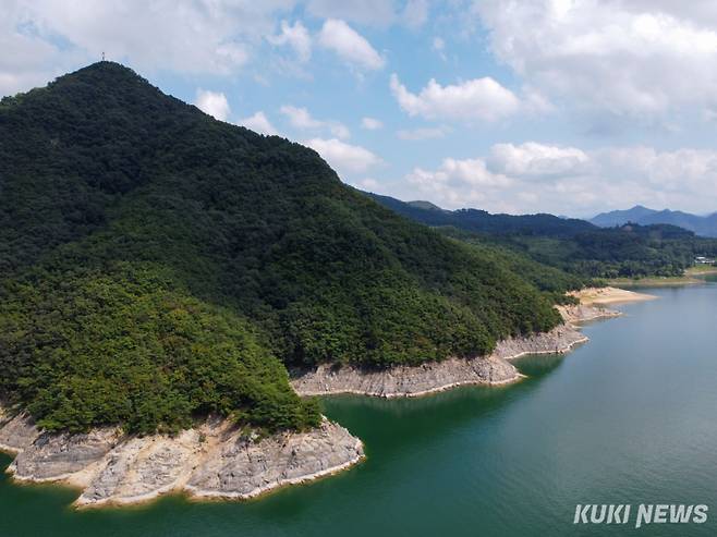 충북 충주시 동량면 사우앙산 물가에 안 씨의 어머니의 묘소가 자리잡고 있다. 이들이 배 없이 묘소로 가려면 해발 403m에 달하는 험한 산을 넘어야 한다. 산불 진화를 위해 임도가 설치된 일부 지역을 제외하고 충주호 대부분 묘소는 배를 통해서만 닿을 수 있다.