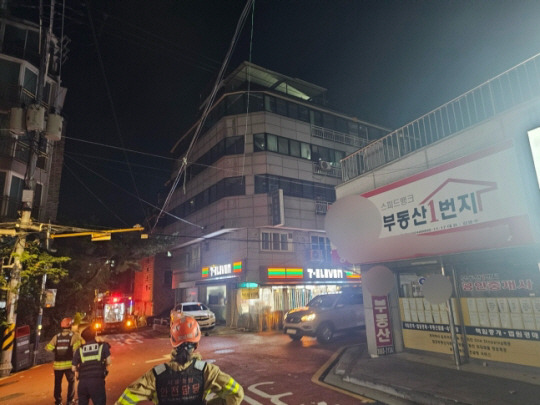 추석 연휴인 15일 오후 서울 강서구 옥상에 떨어진 대남 쓰레기 풍선. 독자 제공/연합뉴스