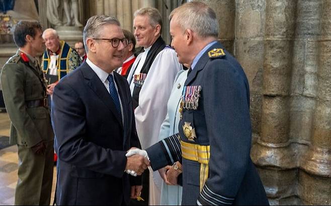 15일(현지시간)&nbsp;제84주년&nbsp;‘영국 전투의 날’을 맞아 런던 웨스트민스터 사원에서 열린 기념식에 참석한 키어 스타머 영국 총리(왼쪽)가 리처드 나이튼 공군참모총장과 악수하고 있다.&nbsp;영국 공군 홈페이지