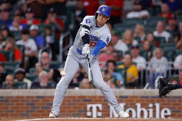 BBN-BBO-SPO-LOS-ANGELES-DODGERS-V-ATLANTA-BRAVES - ATLANTA, GEORGIA - SEPTEMBER 15: Shohei Ohtani #17 of the Los Angeles Dodgers hits an RBI double during the seventh inning against the Atlanta Braves at Truist Park on September 15, 2024 in Atlanta, Georgia.   Todd Kirkland/Getty Images/AFP (Photo by Todd Kirkland / GETTY IMAGES NORTH AMERICA / Getty Images via AFP)    <Copyright (c) Yonhap News Agency prohibits its content from being redistributed or reprinted without consent, and forbids the content from being learned and used by artificial intelligence systems.>