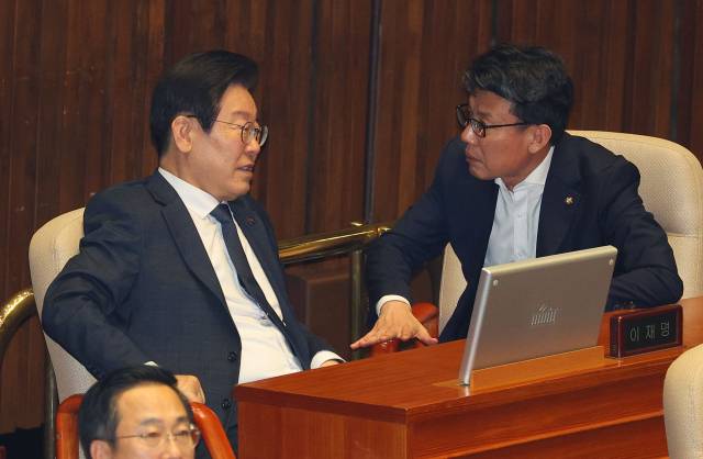 이재명 더불어민주당 대표가 10일 저녁 국회에서 열린 본회의 외교·통일·안보 분야 대정부질문에서 진성준 정책위의장과 대화하고 있다. 연합뉴스