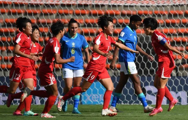 북한 U-20 여자 축구 대표팀 선수들이 콜롬비아 메데인에서 열린 브라질과의 연령별 월드컵 8강전에서 골을 넣은 뒤 기뻐하고 있다. 게티이미지코리아