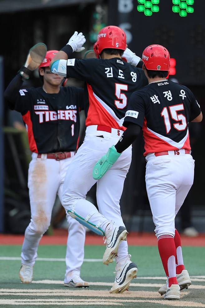 ▲ KIA 타이거즈 김도영이 16일 수원 KT위즈파크에서 열린 2024 신한 SOL뱅크 KBO 리그 KT 위즈와의 경기에서 9회초 중월 3점홈런을 작렬하고&nbsp;동료들과 하이파이브를 나누고 있다. KIA는 김도영의 멀티홈런에 힘입어 11-5 승리를 거두고 정규시즌 우승 매직넘버를 1로 줄였다. ⓒKIA 타이거즈