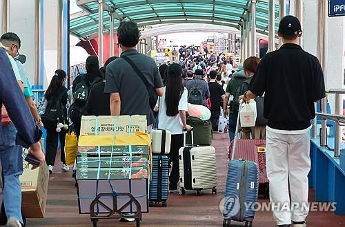 추석 앞두고 고향 가는 귀성객들 [연합뉴스 자료사진]