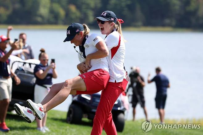 승리 확정 후 스테이시 루이스 단장(왼쪽)을 끌어안은 폴라 크리머 [AFP=연합뉴스]