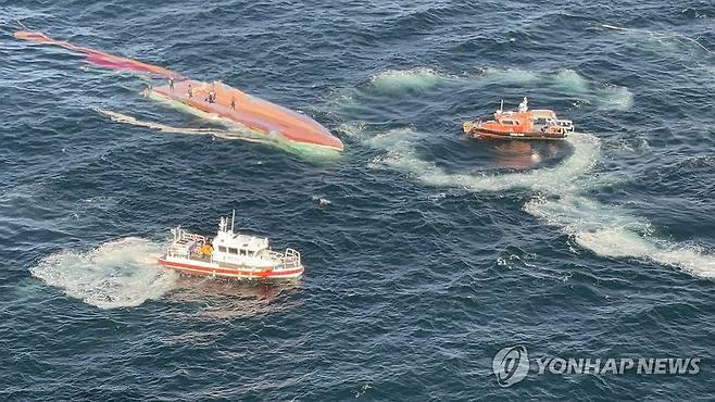 군산 앞바다서 어선 뒤집혀 (군산=연합뉴스) 16일 오전 7시 36분께 전북 군산시 십이동파도 인근 해상에서 8명이 탑승한 어선이 전복돼 해경이 구조 작업을 벌이고 있다. 2024.9.16 [군산해경 제공. 재판매 및 DB금지] jaya@yna.co.kr