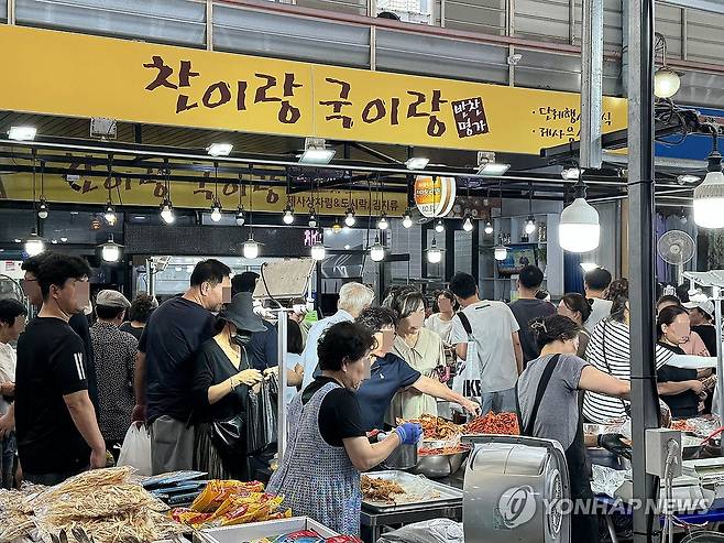 추석 앞두고 붐비는 전통시장 (세종=연합뉴스) 강수환 기자 = 16일 정오께 세종시 조치원읍 조치원전통시장에 추석을 앞둔 시민들의 발걸음이 이어지고 있다. 2024.9.16 swan@yna.co.kr