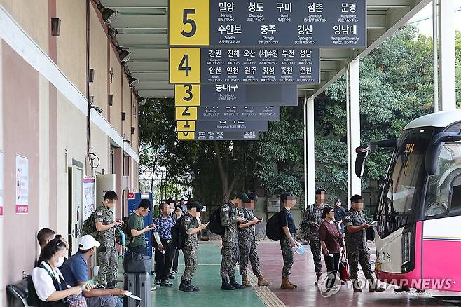 울산도 귀성길 시작 (울산=연합뉴스) 장지현 기자 = 추석 연휴를 하루 앞둔 13일 오전 울산시외버스터미널에서 귀성객들이 버스에 오르고 있다. 2024.9.13 jjang23@yna.co.kr