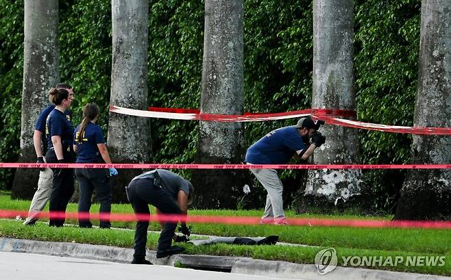 트럼프 암살 시도 현장의 경찰들 [AFP 연합뉴스]