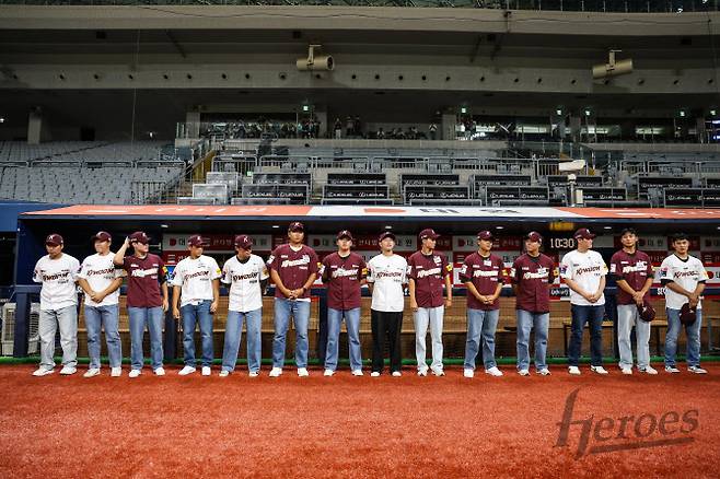 키움히어로즈와 계약을 마친 신인선수들이 더그아웃에서 팬들에게 인사를 전하고 있다. 사진=키움히어로즈