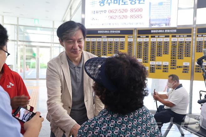 조국 조국혁신당 대표가 14일 오전 전남 영광 종합버스터미널과 인근 상가를 찾아 10·16 영광군수 재선거에 출마한 장현 후보 지지를 호소하고 있다. 조 대표는 전날에도 영광 상사화축제 기념식에 참석하는 등 연이어 영광을 찾고 있다.(조국혁신당 제공)2024.9.14./뉴스1