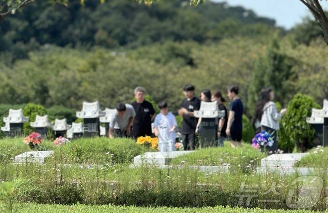 추석인 17일 대구와 경북 곳곳에서 폭염특보가 확대 발령됐다. 추석인 17일 오전 인천시 부평구 인천가족공원에 성묘객들이 성묘를 하고 있다. 2024.9.17/뉴스1 ⓒ News1 박소영 기자