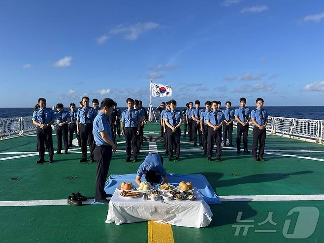 추석인 17일 오전 서귀포해양경찰서 5002함 함상에서 대원들이 추석 차례를 지내고 있다.(서귀포해경 제공)