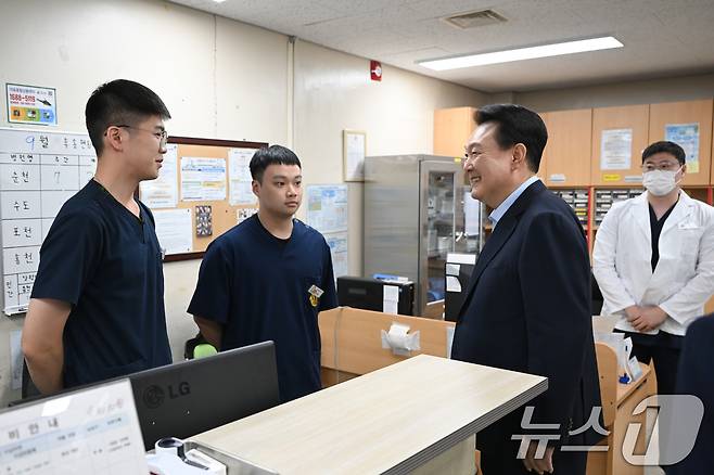 윤석열 대통령이 17일 강원 육군15사단 의무대대 응급실을 방문해 연휴기간 당직근무중인 군의관과 의무병을 격려하고 있다. (대통령실 제공) 2024.9.17/뉴스1 ⓒ News1 송원영 기자