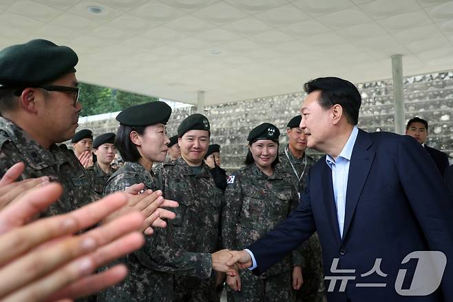 윤석열 대통령이 17일 강원 육군15사단을 방문해 장병들과 인사를 나누고 있다. (대통령실 제공) 2024.9.17/뉴스1 ⓒ News1 송원영 기자