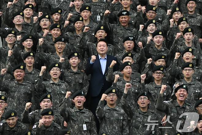 윤석열 대통령이 17일 강원 육군15사단을 방문해 장병들과 기념촬영을 하고 있다. (대통령실 제공) 2024.9.17/뉴스1 ⓒ News1 송원영 기자