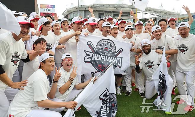 KIA 타이거즈 선수들이 17일 오후 인천시 미추홀구 문학동 SSG랜더스필드에서 열린 프로야구 '2024 신한 SOL 뱅크 KBO리그' SSG 랜더스와의 경기 종료 후 열린 정규리그 우승 행사에서 취재진을 향해 포즈를 취하고 있다. 2024.9.17/뉴스1 ⓒ News1 김진환 기자