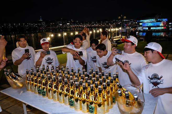 7년 만에 정규시즌에서 우승한 KIA 타이거즈 선수단이 17일 서울 서초구 세빛섬 마리나파크에서 우승 축승회를 진행 중이다. (KIA 타이거즈 제공)