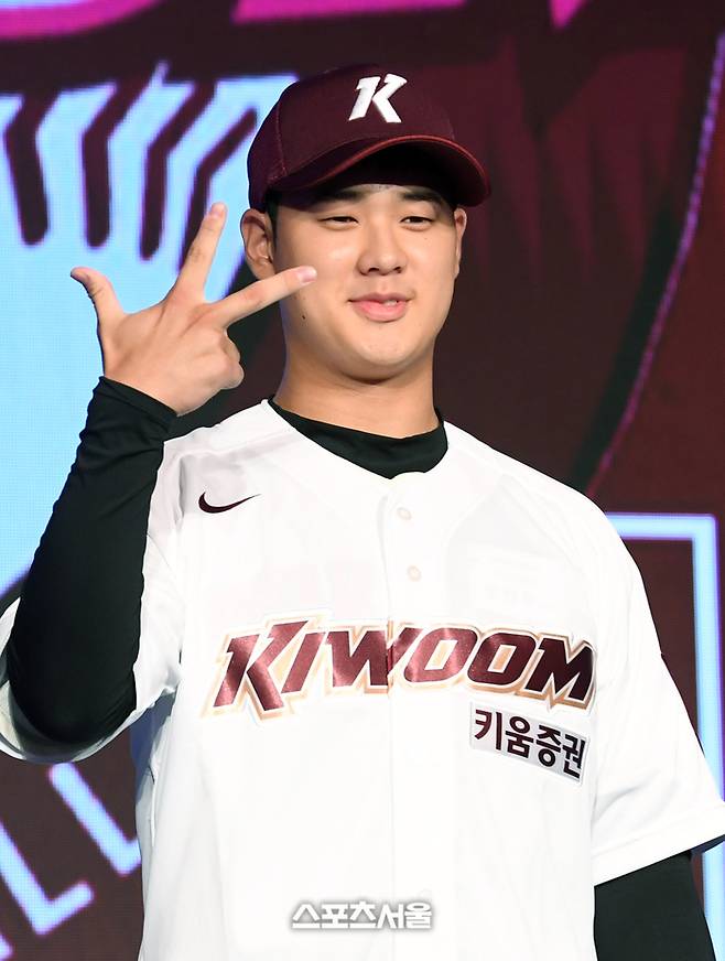 덕수고 투수 정현우가 11일 서울 송파구 롯데호텔 월드 크리스탈 볼룸에서 열린 ‘2025 KBO 신인 드래프트’에서 전체 1순위로 키움에 지명된 뒤 취재진을 향해 포즈를 취하고 있다. 2024. 9. 11.  박진업 기자 upandup@sportsseoul.com