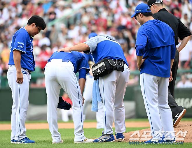 15일 인천SSG랜더스필드에서 열린 삼성과 SSG의 경기, 4회말 삼성 원태인이 투구 도중 더그아웃을 호출해 더위를 식히고 있다. 인천=허상욱 기자 wook@sportschosun.com/2024.09.15/