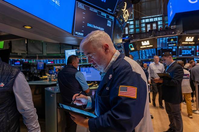 미국 뉴욕증권거래소(NYSE) 입회장에서 트레이더들이 업무에 나서고 있다. /AFP 연합뉴스