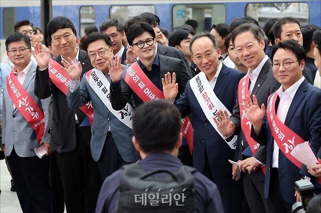 국민의힘 한동훈 대표, 추경호 원내대표를 비롯한 당 지도부가 지난 13일 오전 서울 용산구 서울역에서 추석 귀성 인사를 하고 있다. ⓒ데일리안 홍금표 기자