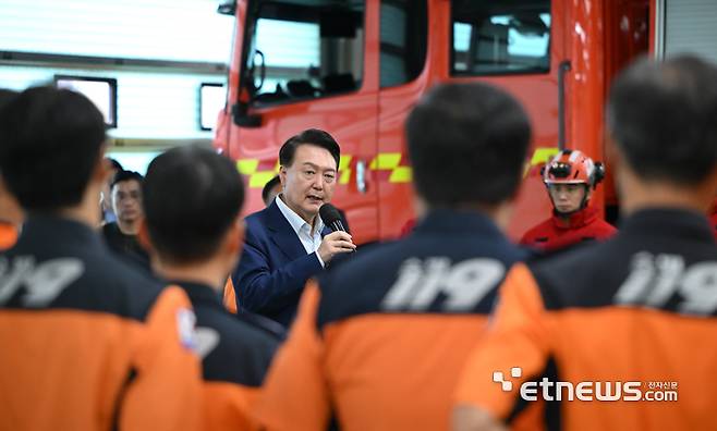 윤석열 대통령이 추석 연휴인 15일 서울 강서소방서를 방문해 근무 중인 소방관들을 격려하고 있다. 대통령실 제공