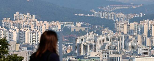 지난 8일 오전 서울 중구 남산공원에서 아파트 단지들이 보이고 있다. 사진=뉴시스