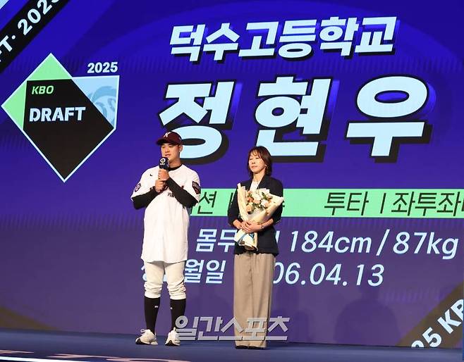 2025 KBO 신인드래프트가 11일 오후 서울 송파구 롯데호텔월드 크리스탈볼룸에서 열렸다. 덕수고 정현우가 키움에 지명된뒤 소감을 얘기 하고있다. 잠실=정시종 기자 capa@edaily.co.kr /2024.09.11.