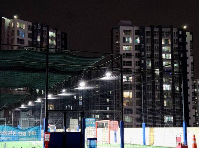 지난 4일 밤 인천 계양구 계산동 한 A대형마트 옥상 풋살장에서 경기가 한창이다. 풋살장 뒤편으로는 불이 꺼진 아파트가 보인다. 경기일보DB
