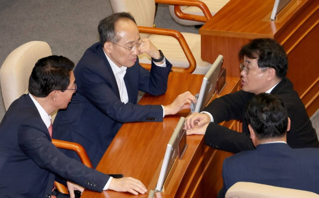 국민의힘 추경호 원내대표와 김상훈 정책위의장, 배준영 원내수석부대표 등이 12일 오후 나흘째 대정부질문이 진행된 국회 본회의장에서 대화를 나누고 있다. 연합뉴스