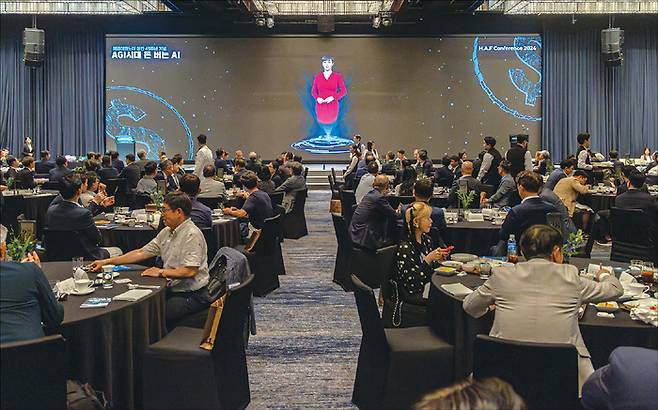 매경이코노미는 지난 7월 25일 서울 서초구 JW 메리어트 서울 호텔에서 ‘AGI 돈 버는 AI’라는 주제로 창간 45주년 콘퍼런스를 열고 최근 인공지능(AI) 기술 발달이 경제와 산업에서 갖는 의미를 집중 조명했다. (윤관식 기자)