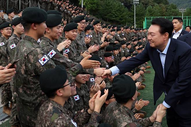 윤석열 대통령이 추석 명절인 17일 강원 화천군 육군 15사단을 방문해 장병들과 기념촬영을 마친 뒤 격려하고 있다. /사진=대통령실 제공