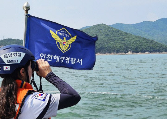 인천해양경찰서 구조대원이 실종자를 수색하고 있다. 인천해양경찰서 제공. 사진은 해당 기사와 직접적 연관이 없음.