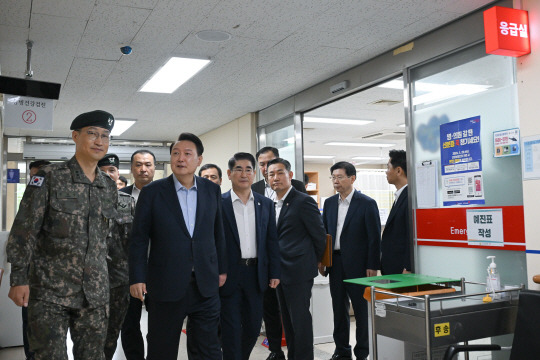 윤석열 대통령이 추석인 17일 강원도 최전방 육군 15사단 의무대대 ‘승리의원’ 응급실을 방문해 군의 민간의료지원 관련 현황을 살피고 있다. 대통령실 제공