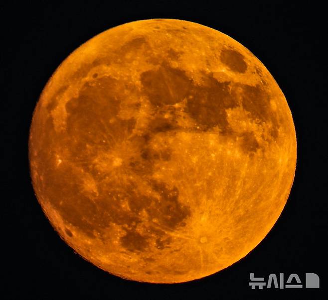 [제주=뉴시스] 우장호 기자 = 추석 명절인 17일 오후 제주시 동쪽 하늘에 밝은 보름달이 떠오르고 있다. 미국 항공우주국(NASA)에 따르면 이번 보름달은 달과 지구 사이의 거리가 35만8211㎞로 평균 거리보다 가까워 더 밝고 큰 슈퍼문에 해당한다. 2024.09.17. woo1223@newsis.com