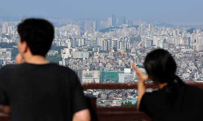 서울 중구 남산공원에서 아파트 단지들이 보이고 있다. 뉴시스