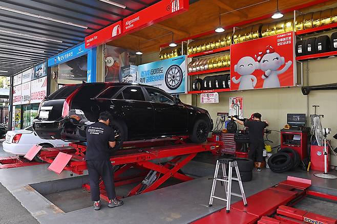 미리 예약을 한 덕분에 무척 빠르게 타이어 교체 작업이 진행됐다. 김학수 기자