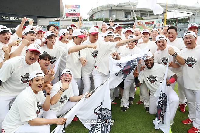 KIA 선수단이 17일 정규시즌 우승 확정 뒤 환호하며 기념촬영 하고 있다. KIA 타이거즈 제공