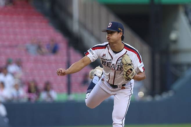 두산 베어스 우완 영건 최종인이 16일 서울 잠실야구장에서 열린 2024 신한 SOL Bank KBO리그 키움 히어로즈와의 팀 간 16차전에 서 1이닝 1볼넷 1탈삼진 무실점을 기록, 프로 데뷔 첫승을 따냈다. 사진 두산 베어스