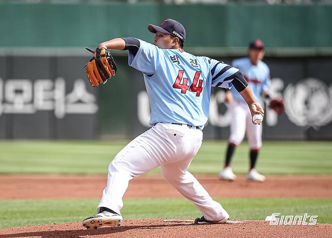 롯데 투수 박진은 17일 사직구장에서 열린 '2024 신한 SOL Bank KBO 리그' LG와 팀 간 14차전 맞대결에서 선발 등판했다. 3⅓이닝 3실점을 기록. 대체 선발로서 준수한 활약을 펼쳐 팀 승리에 힘을 보탰다. 롯데 자이언츠