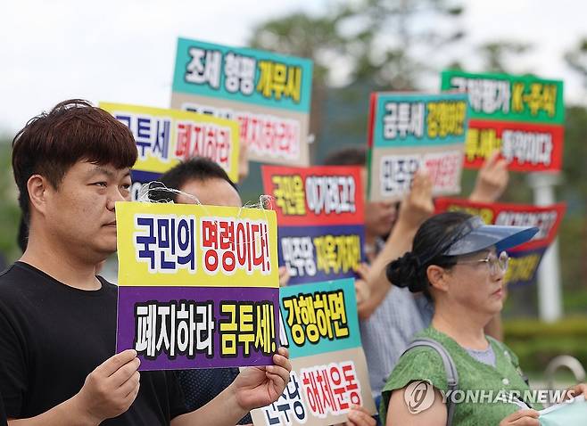 '금투세 폐지 촉구' (서울=연합뉴스) 이지은 기자 = 25일 오후 서울 용산구 대통령실 인근에서 한국주식투자자연합회, 종부세폐지시민연대 등 단체 회원들이 과감한 세제개혁 촉구 기자회견을 열고 금투세 폐지 등을 촉구하고 있다. 2024.6.25 jieunlee@yna.co.kr