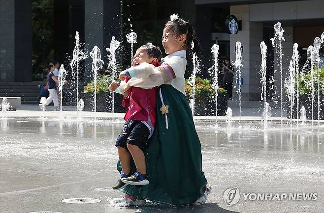 한복 입고 더위 피하기 (서울=연합뉴스) 김인철 기자 = 추석 연휴인 16일 서울 종로구 광화문광장 바닥분수대에서 한복을 입은 어린이들이 무더위를 피해 시원한 시간을 보내고 있다. 2024.9.16 yatoya@yna.co.kr