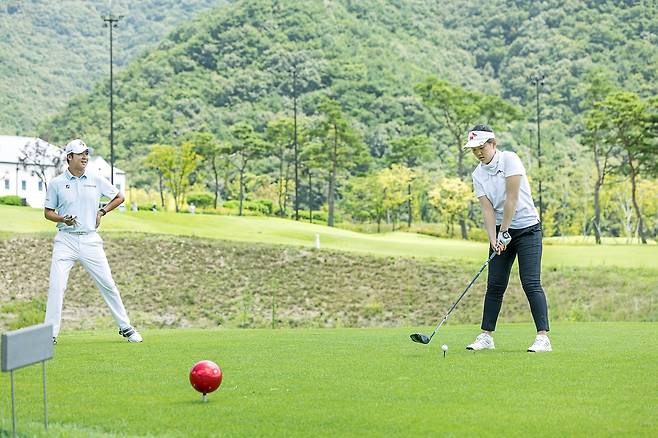 KPGA 선수 최승빈과 함께 경기하는 김선영(오른쪽) [SK텔레콤 제공. 재판매 및 DB 금지]